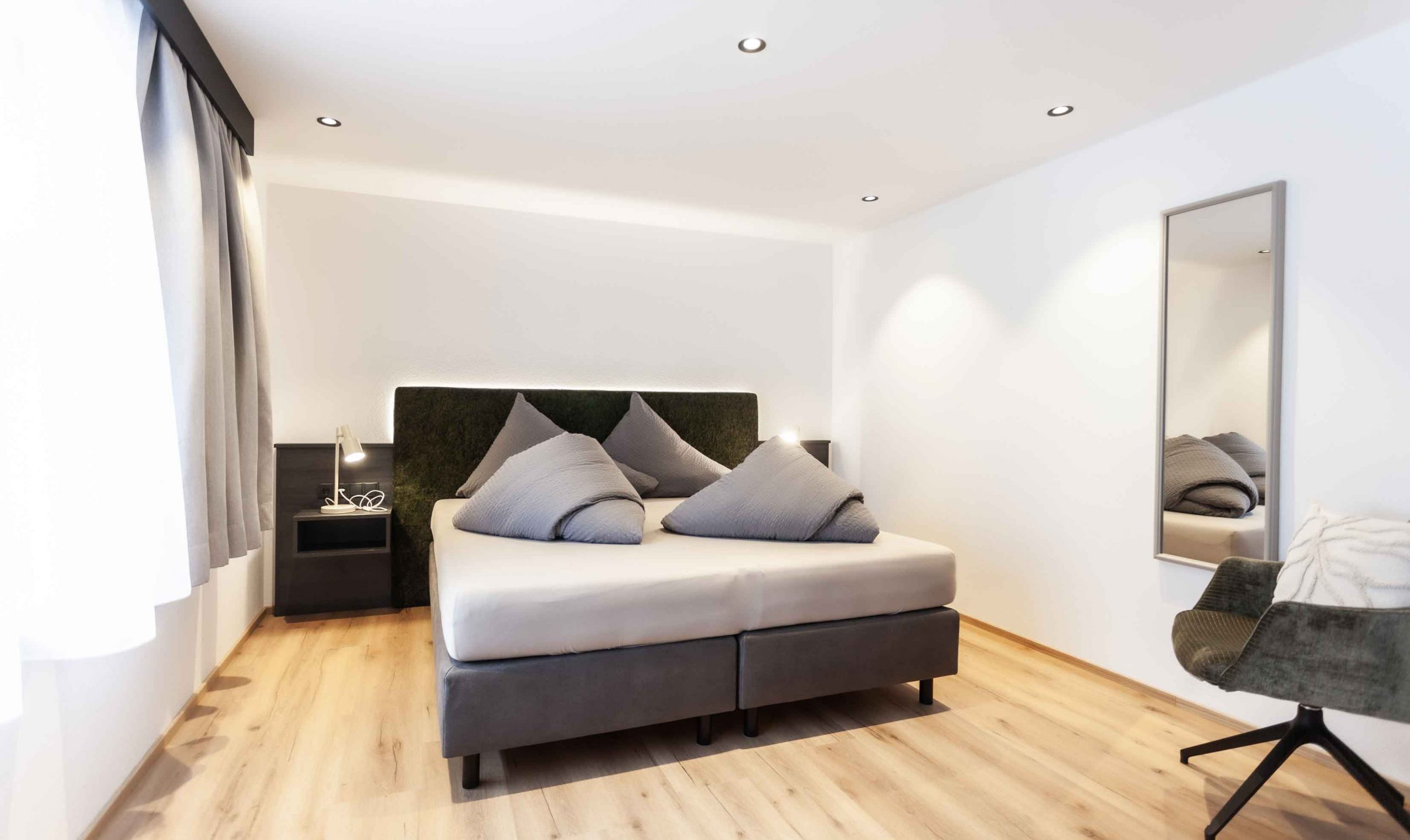 apartement-oetztal-galerie-markus-fiegl_huben-4357 Doppelzimmer Superior mit Bergblick im Hotel Alpennest