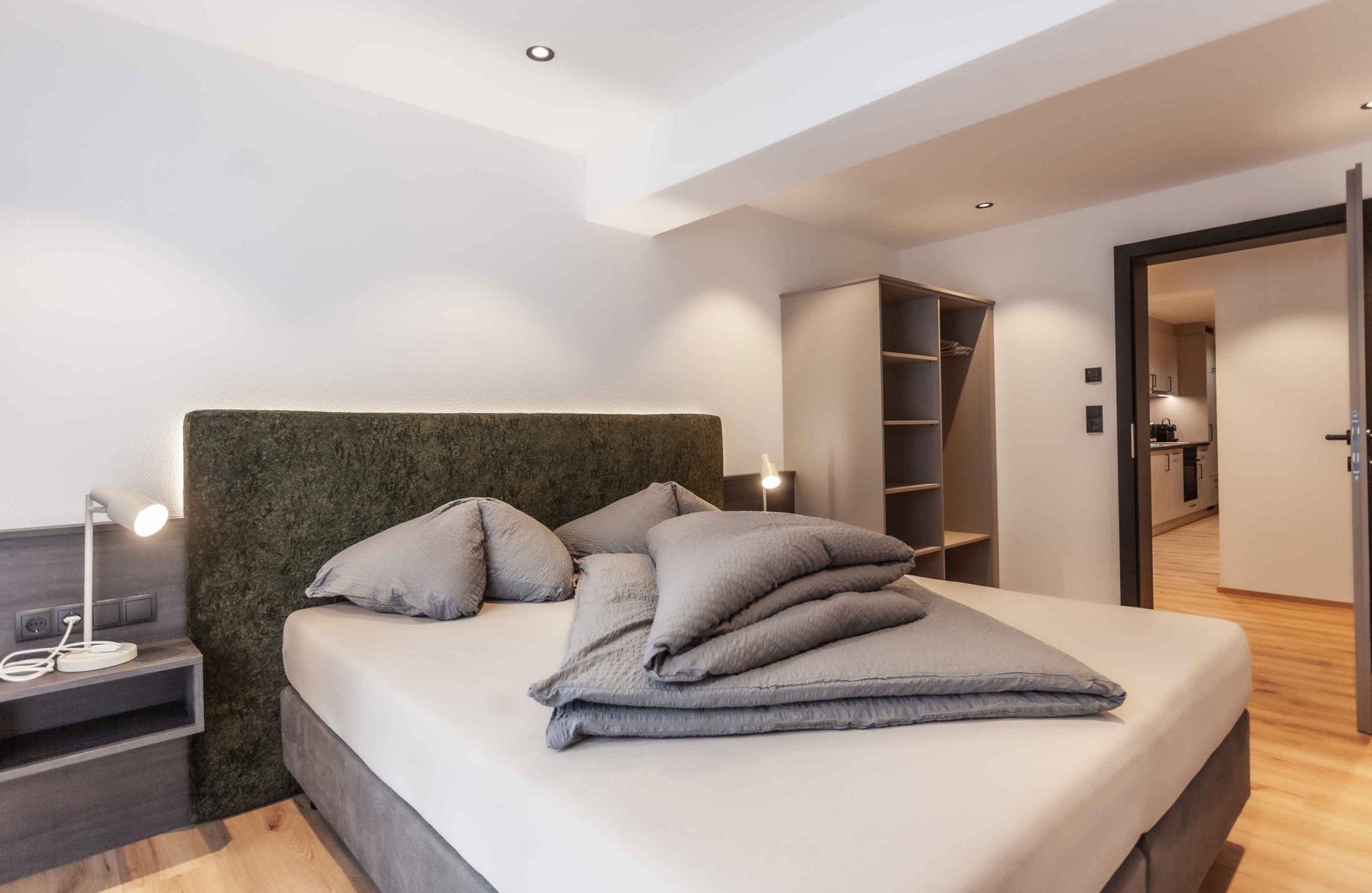 atelier-ferienwohnung-oetztal-schlafzimmer-markus-fiegl-4324 Saunatasche im Hotel Alpennest Leutasch