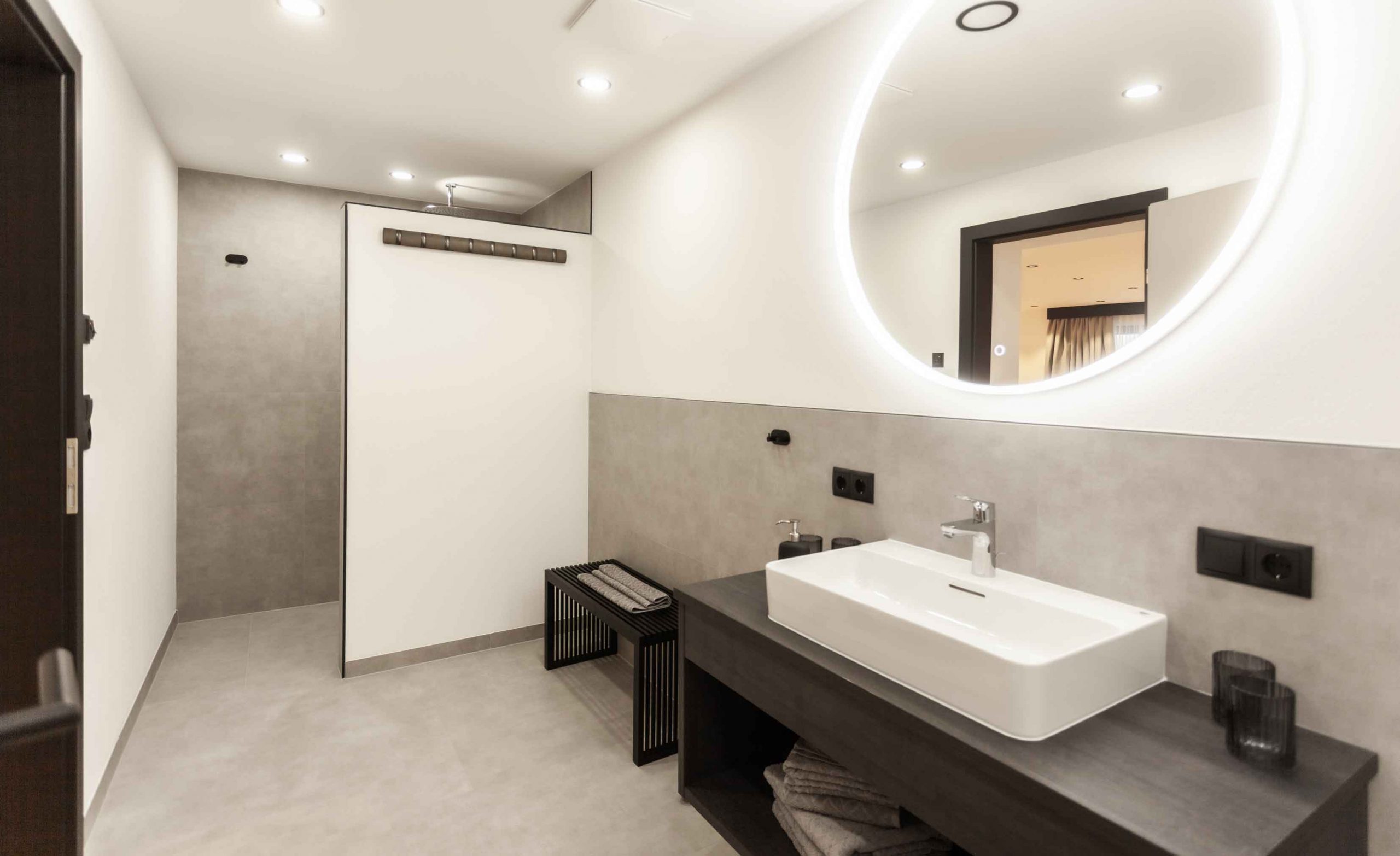 badezimmer-apartement-oetztal-galerie-markus-fiegl-huben-4362 Saunatasche im Hotel Alpennest Leutasch