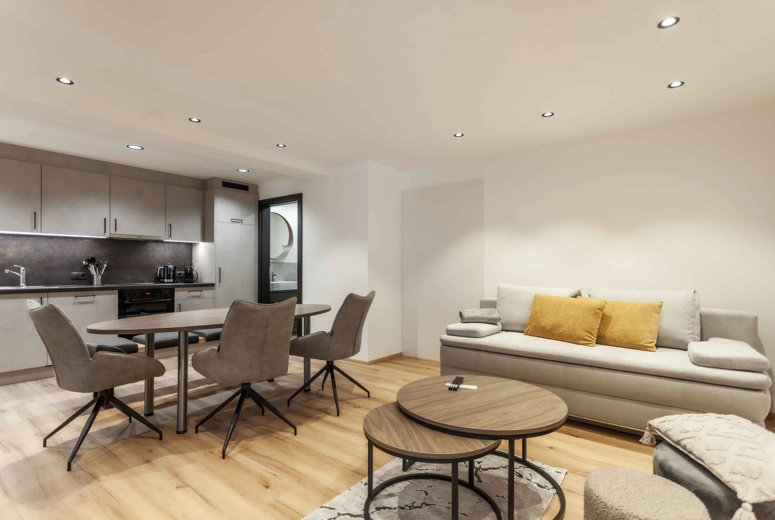 ferienwohnung-oetztal-atelier-markus-fiegl-huben-4314 Doppelzimmer Superior mit Bergblick im Hotel Alpennest