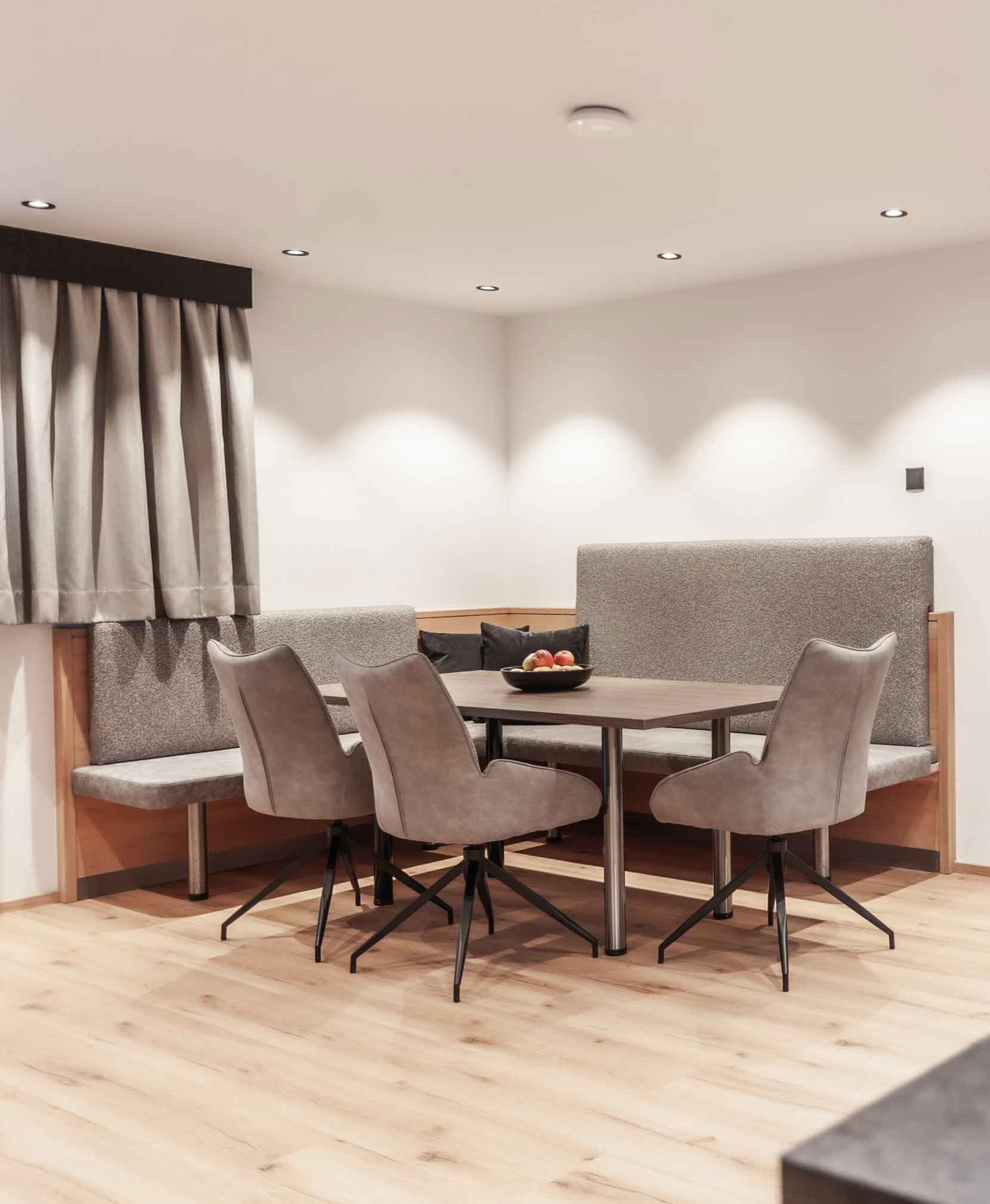 galerie-ferienwohnung-oetztal-markus-fiegl-huben-4369 Dppelzimmer Superior mit Bergblick im Hotel Alpennest Schlafsofa