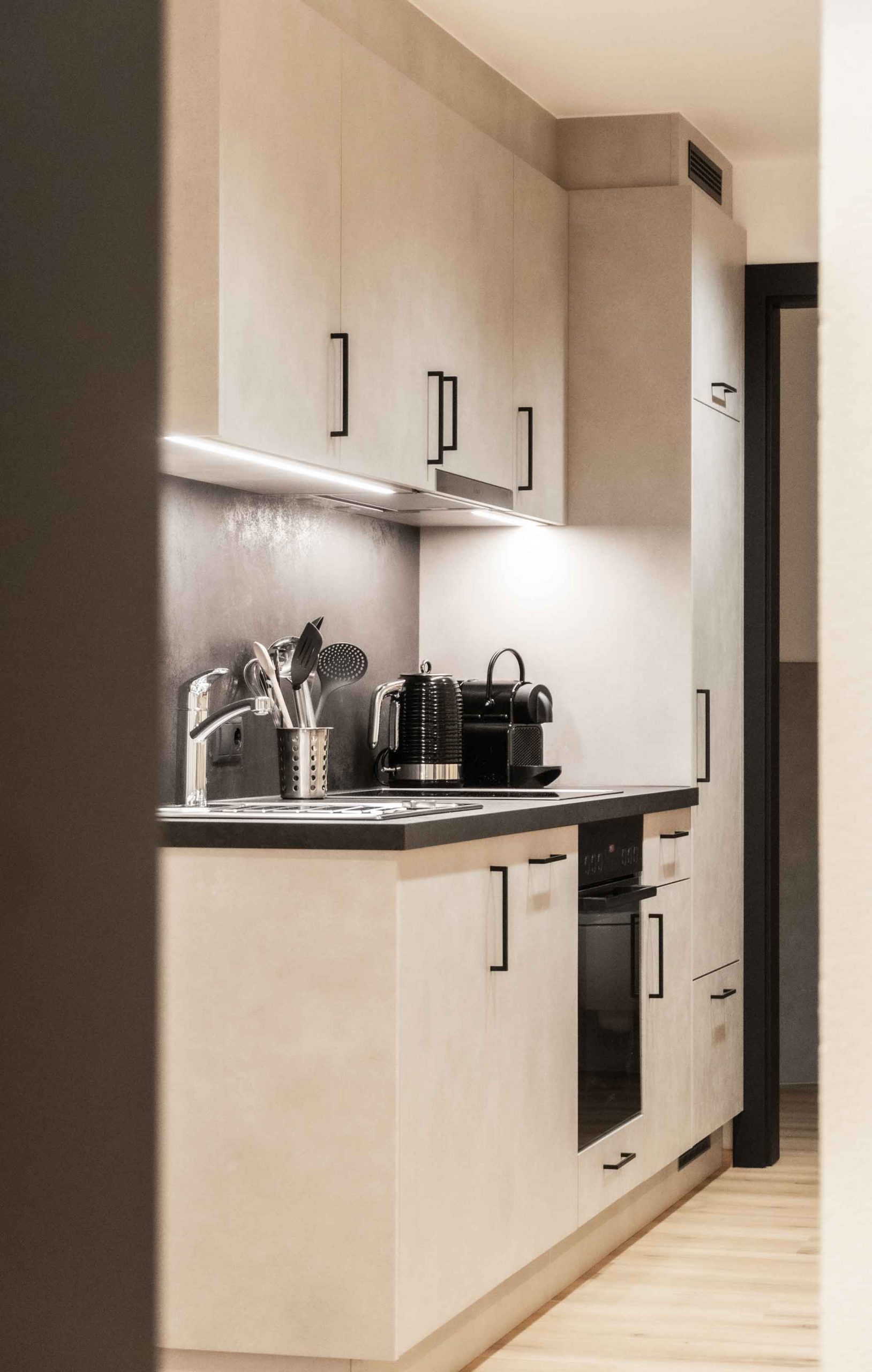 kueche-apartement-oetztal-galerie-markus-fiegl-huben-08174 Wohnbereich im Doppelzimmer Superior im Hotel Alpennest